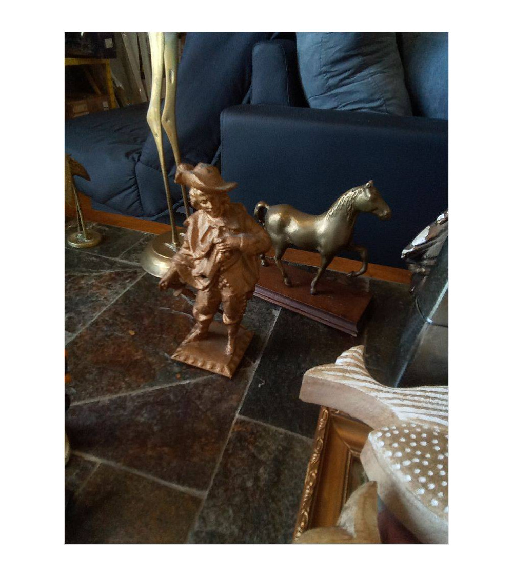 STATUETTE