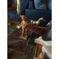 STATUETTE