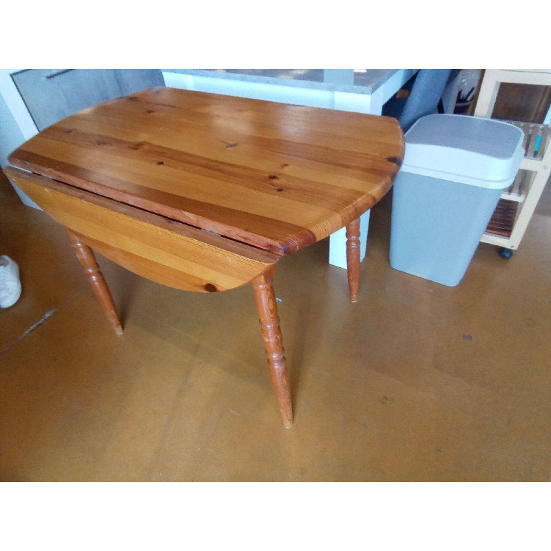 TABLE A VOLETS