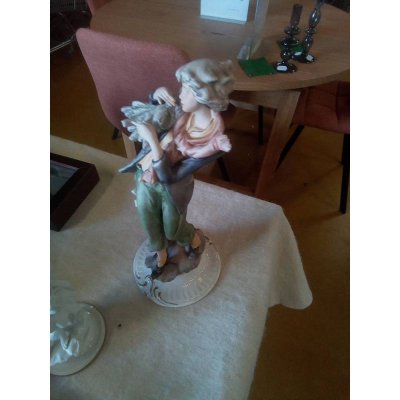 STATUETTE