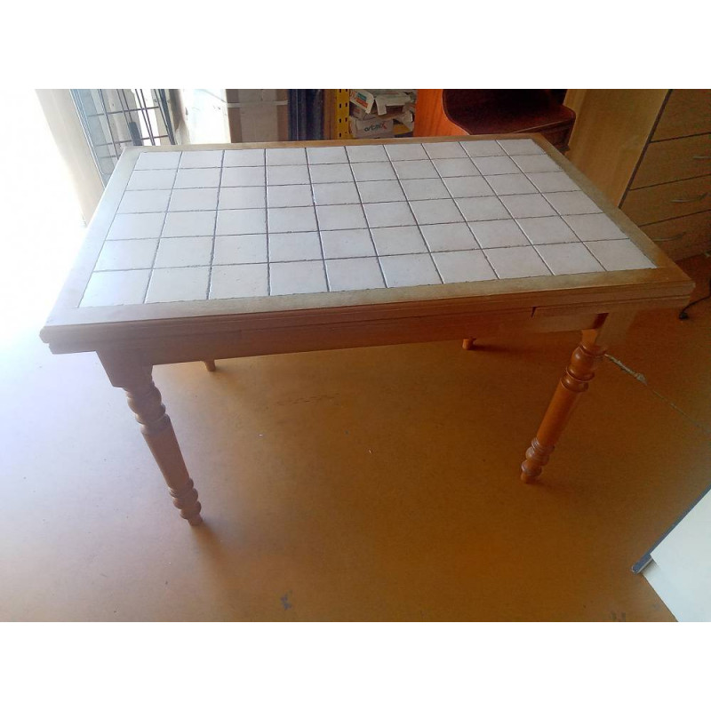 TABLE CARRELEE 