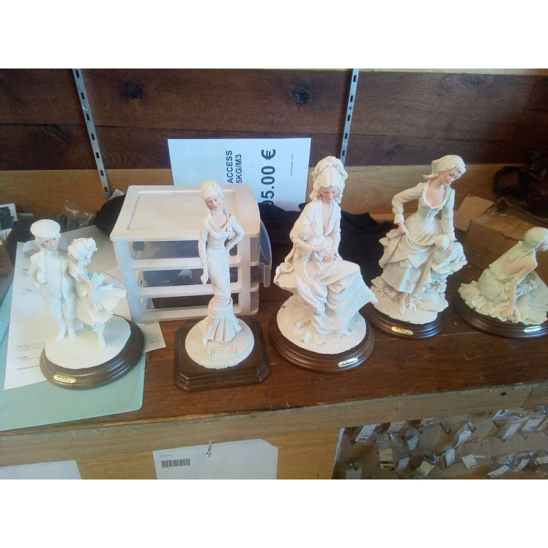 STATUETTE